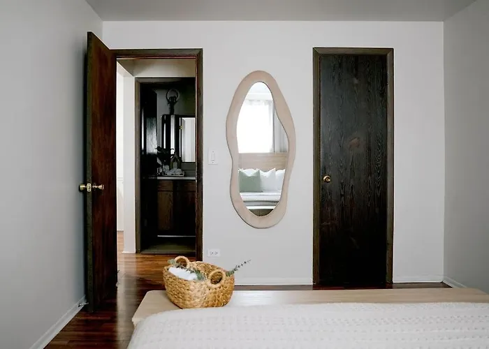 1br Near O'hare • Balcony • Workspace Apartment Chicago
